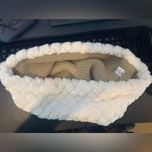 Johnson & Murphy Lady’s Reversible Infinity Scarf